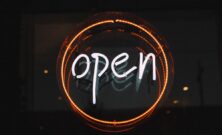 Neonskilt som blikkfang: slik løfter lysdesign både hjem og bedrift